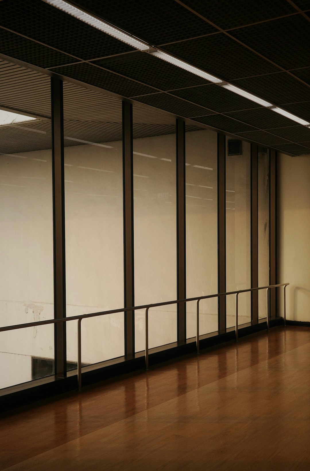 a-room-with-a-wooden-floor-and-glass-walls-kr74s27aj-m