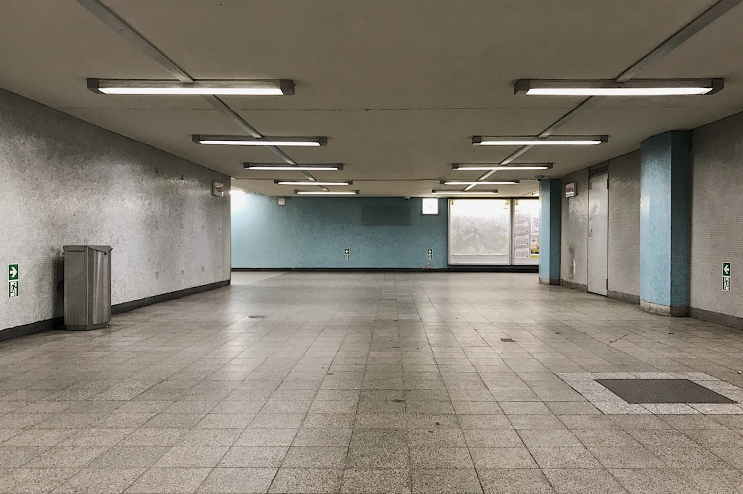 an-empty-parking-garage-with-no-one-in-it-bk5jsdp2ovo